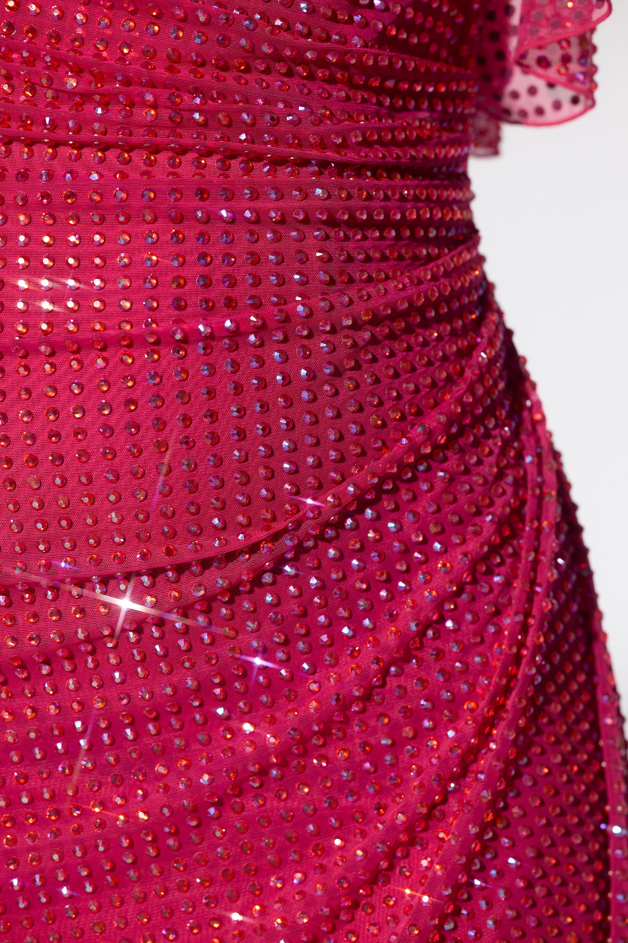 Ozdobiona gorsetowa mini sukienka Kaftan w kolorze gorącego różu
