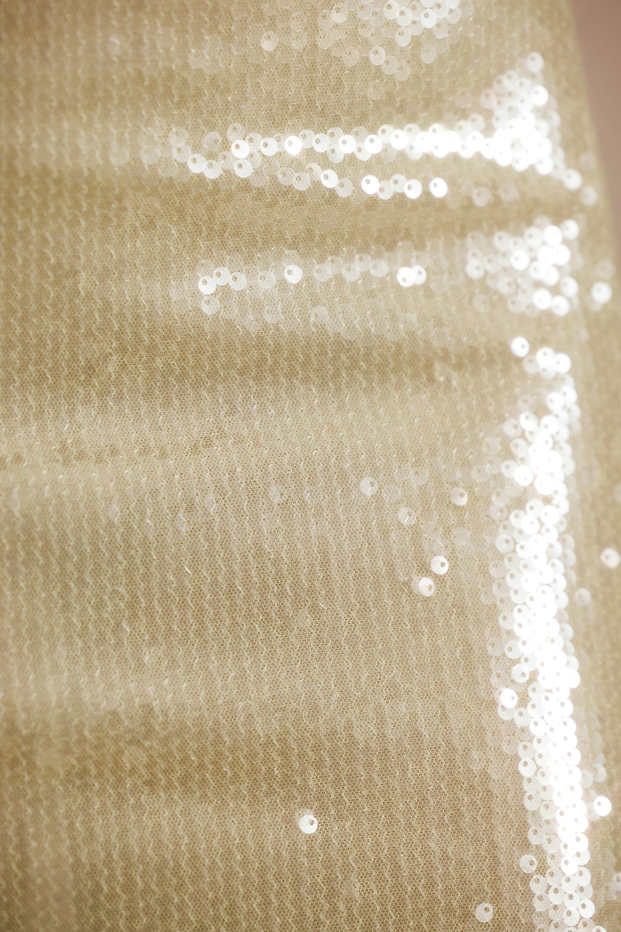 Przezroczysta, cekinowa sukienka mini z asymetrycznym wycięciem w kolorze pistacjowym