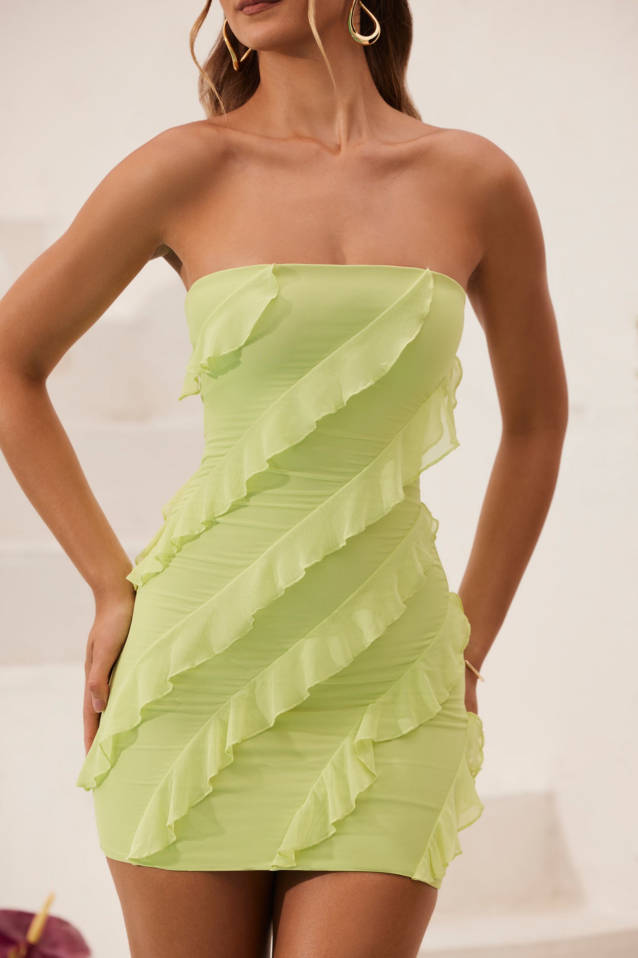 Sukienka mini typu bandeau z falbankami w kolorze limonkowej zieleni