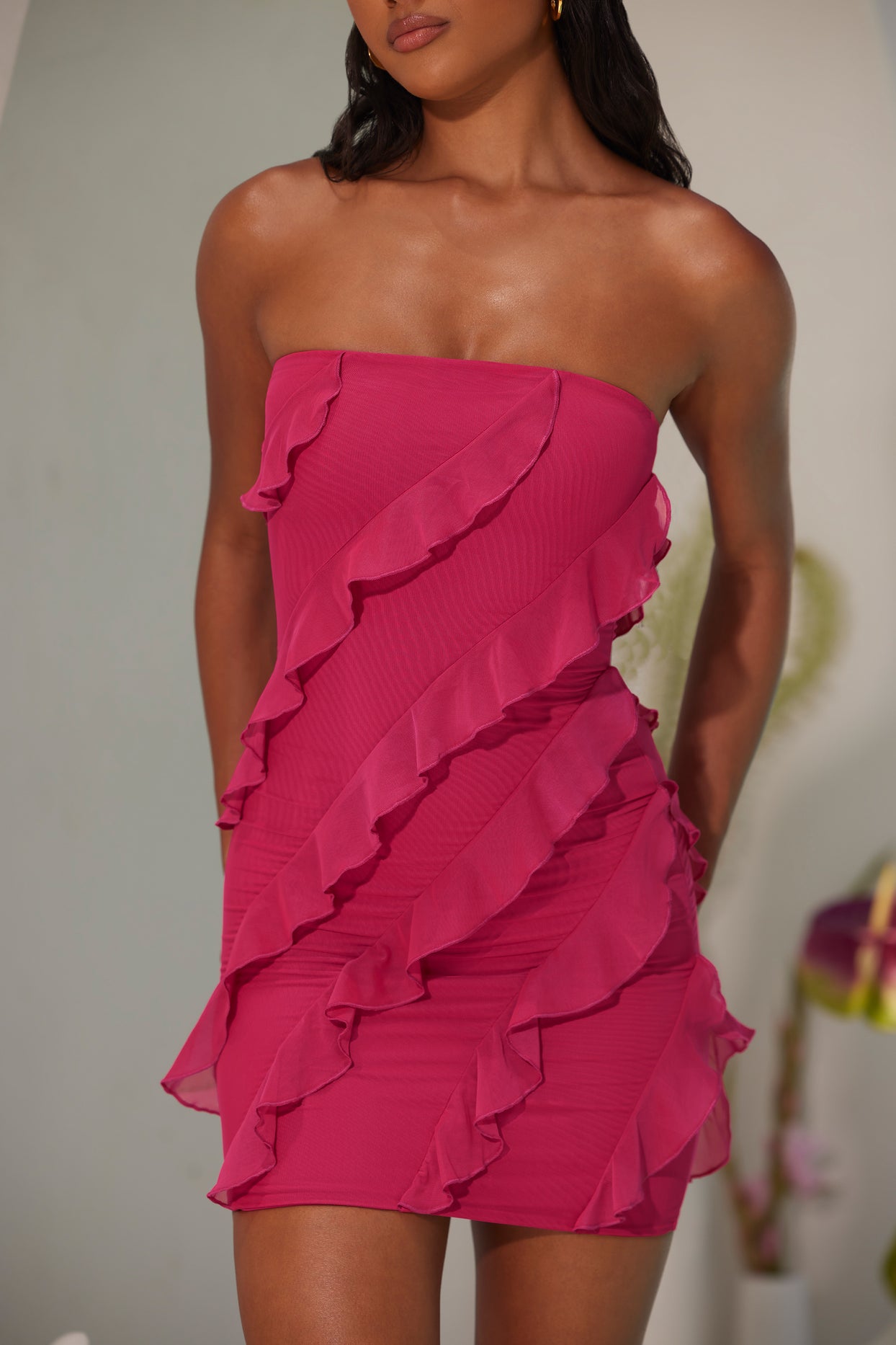 Sukienka mini typu bandeau z falbaną w kolorze fuksji
