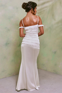 Biała sukienka maxi z marszczonym dekoltem i rozcięciem