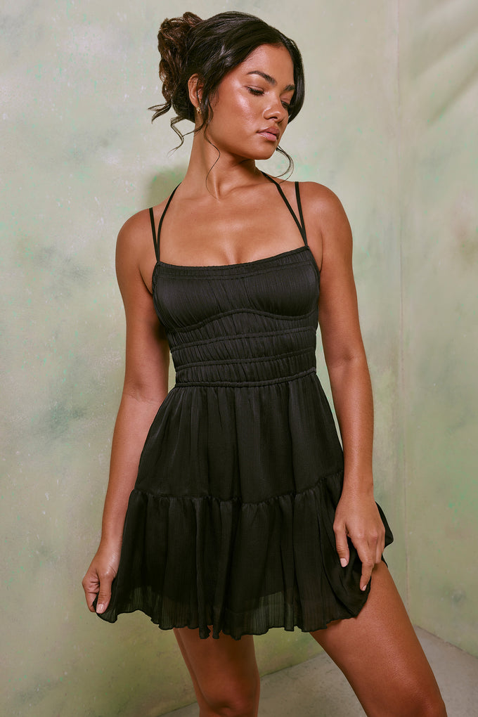 Mini-robe trapèze à corsage froncé en noir