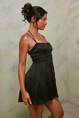 Mini-robe trapèze à corsage froncé en noir