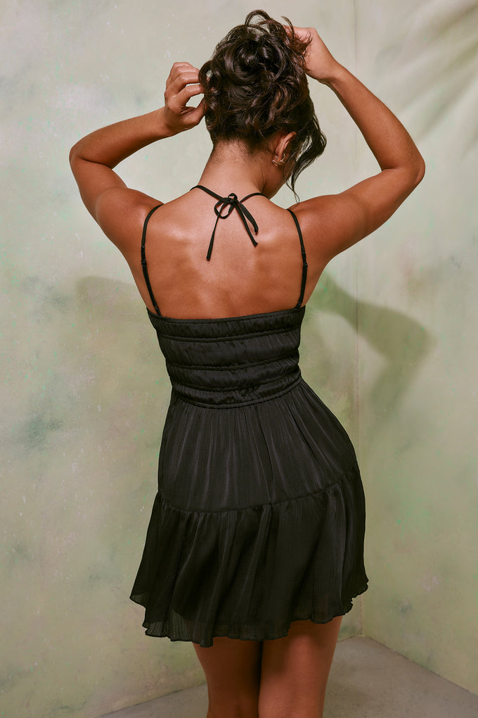 Czarna sukienka mini o linii A z marszczonym gorsetem