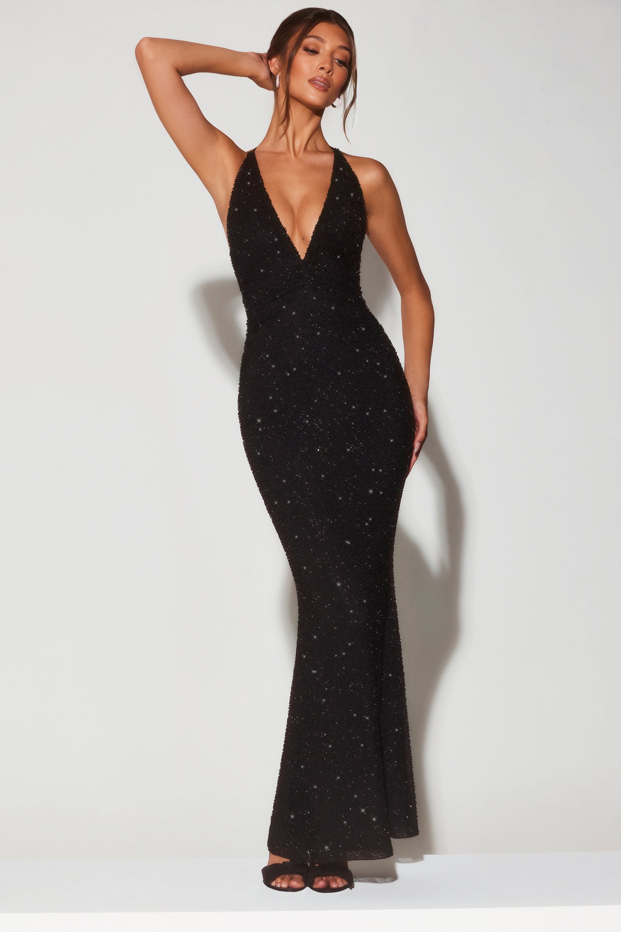Ozdobiona suknia wieczorowa z głębokim dekoltem typu halter w kolorze czarnym