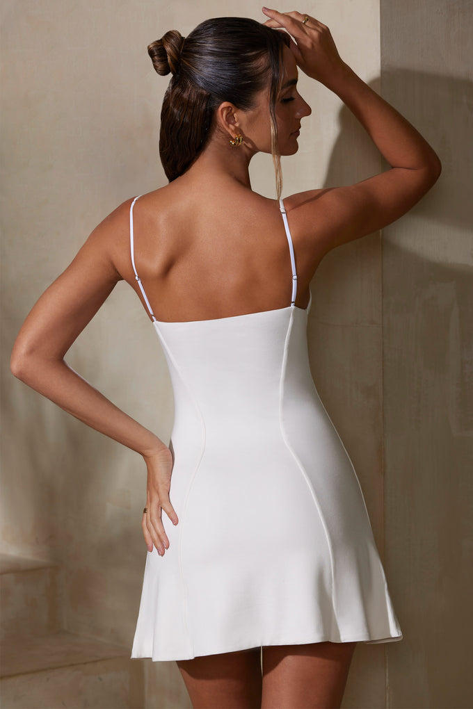 Biała mini sukienka z trójkątnymi miseczkami i ramiączkami typu spaghetti