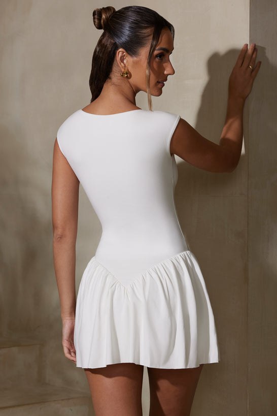 Mini-robe trapèze superposée à mancherons en blanc