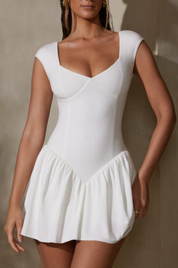 Mini-robe trapèze superposée à mancherons en blanc