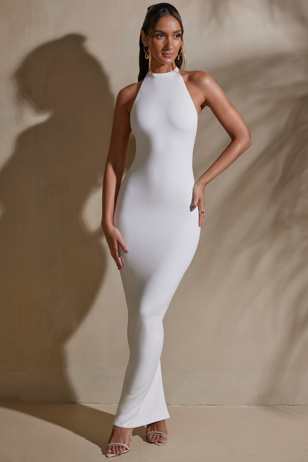 Sukienka maxi z dekoltem typu halter i głębokim dekoltem w kolorze białym