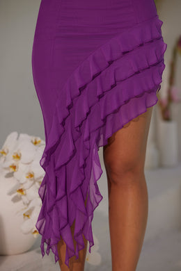 Fioletowa sukienka midi z asymetrycznym dołem i falbaną typu bandeau