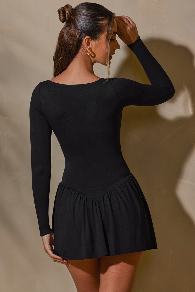 Warstwowa sukienka mini o linii A z długim rękawem w kolorze czarnym