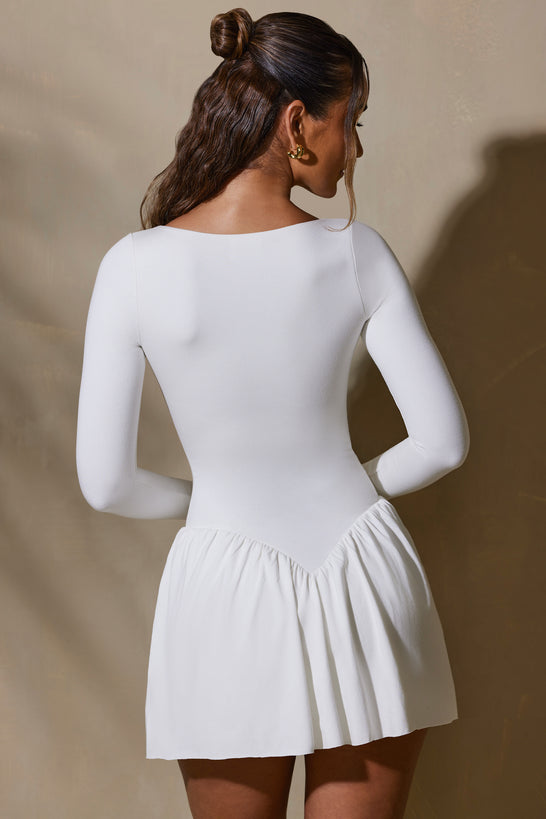 Warstwowa sukienka mini o linii A z długim rękawem w kolorze białym