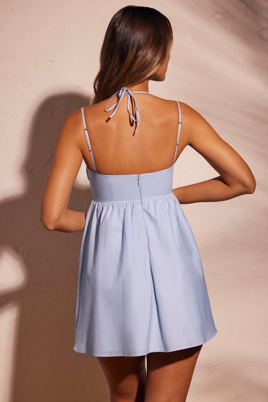 Bawełniana sukienka mini o linii A z marszczonym biustem w kolorze błękitnego nieba