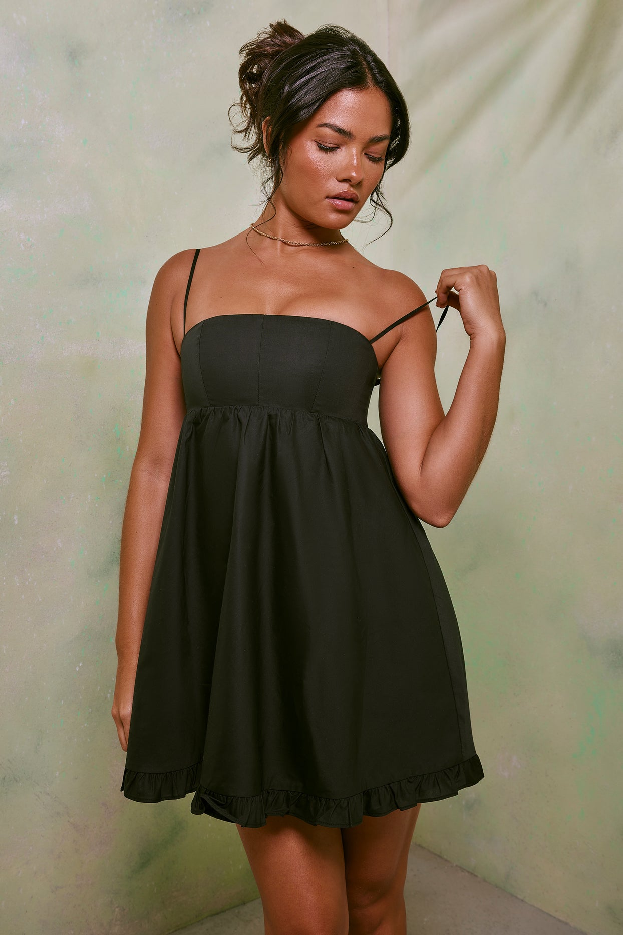 Czarna sukienka mini z podwyższonym stanem, bawełniana o linii A