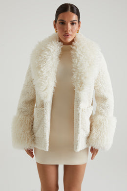 Manteau en peau de mouton avec grandes poches avant en crème