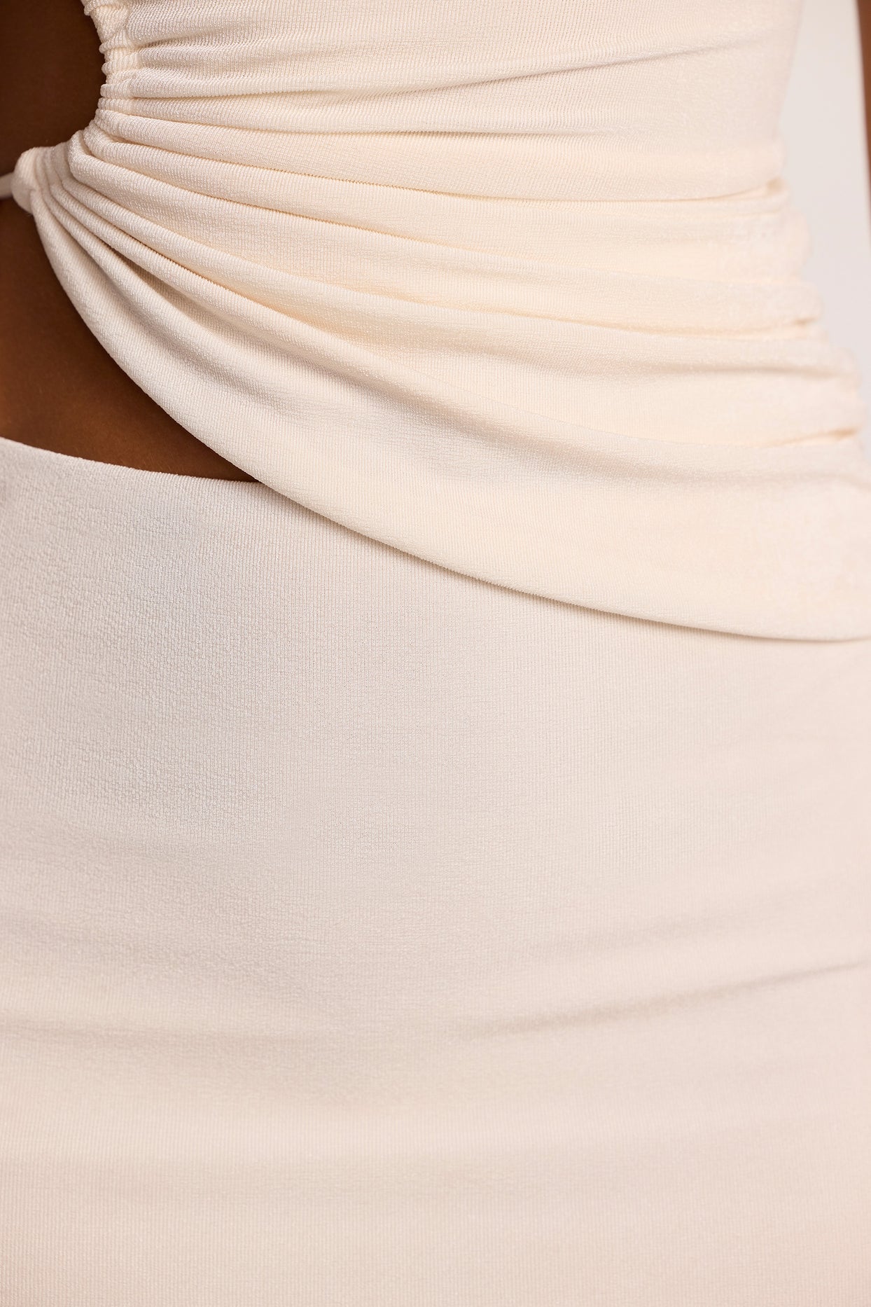 Haut asymétrique épaule dénudée froncé en jersey texturé en ivoire