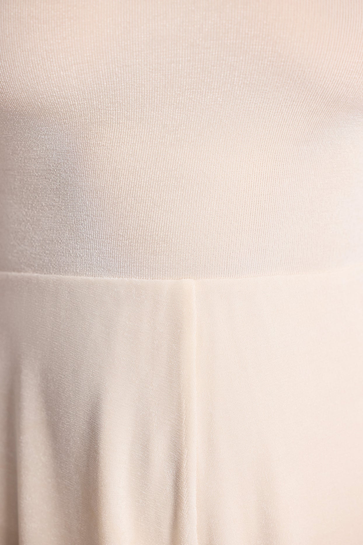 Combishort asymétrique en jersey texturé avec découpe dans le dos en ivoire