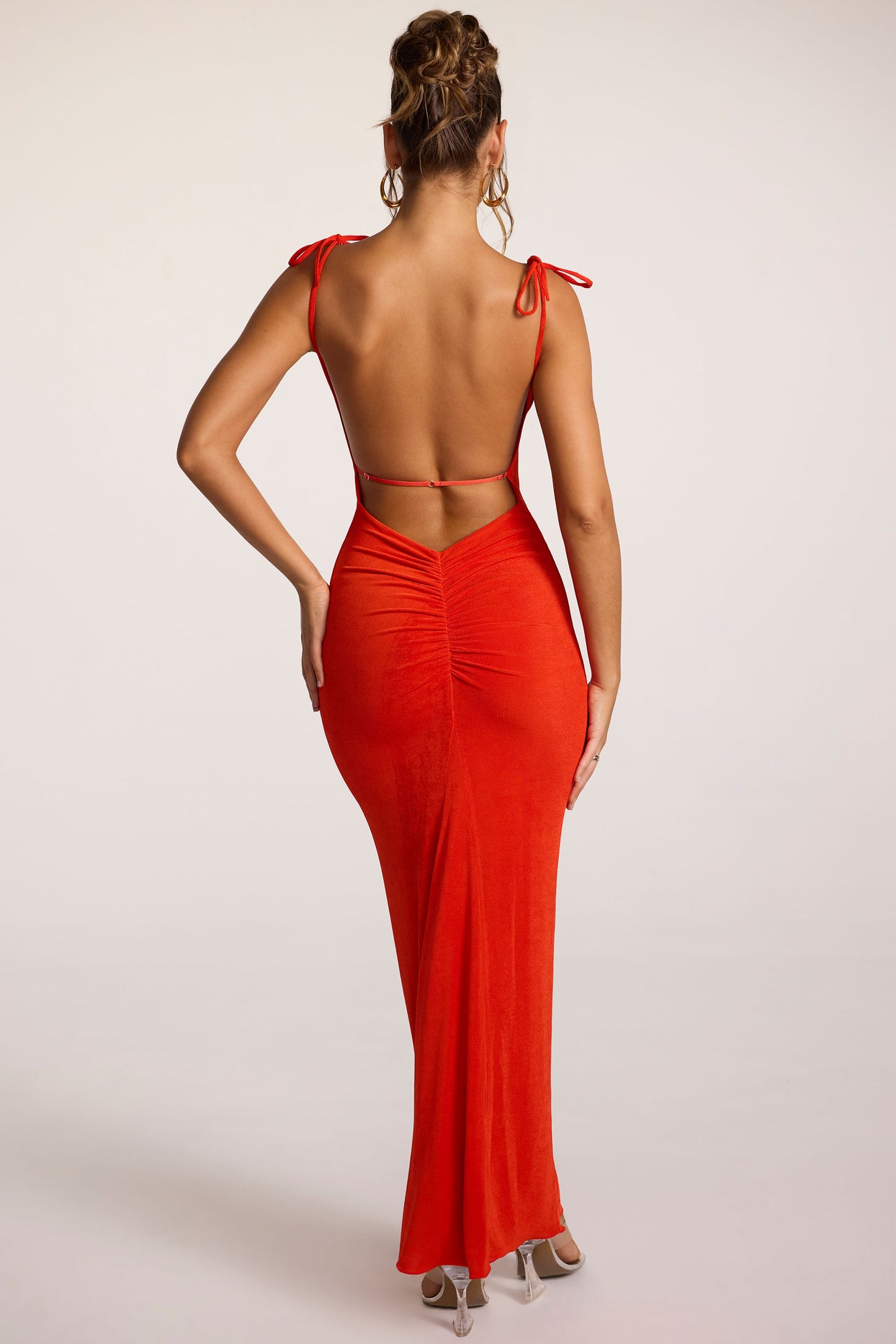Teksturowana sukienka maxi z odkrytymi plecami w kolorze ognistej czerwieni