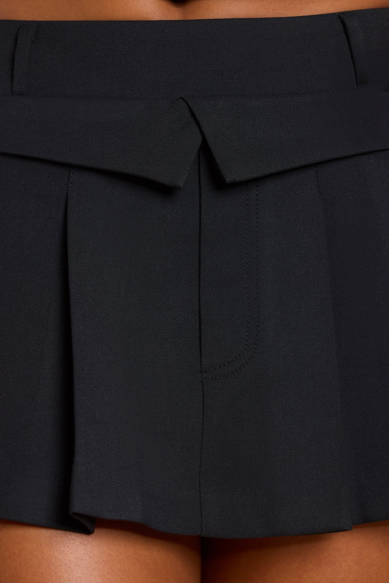 Czarna plisowana mini spódniczka ze szczotkowanego diagonalu ze średnim stanem
