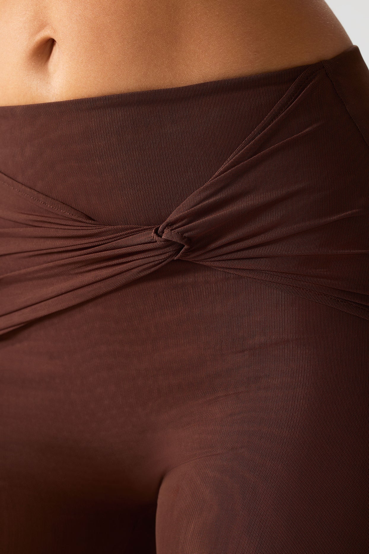 Spodnie rozszerzane z siateczki, ze średnim stanem, w kolorze espresso