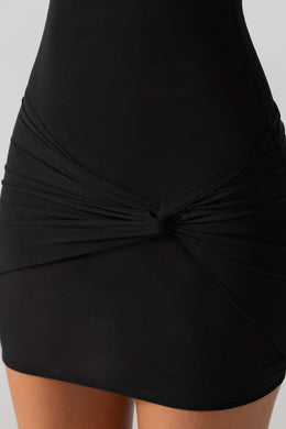 Siateczkowa sukienka mini z krótkimi rękawami i wycięciem w kolorze czarnym
