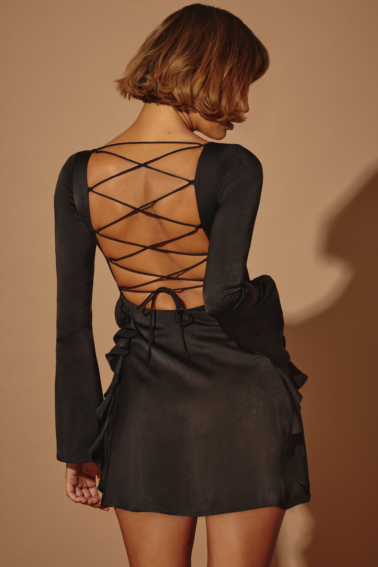 Mini-robe avec nœud à manches longues en noir