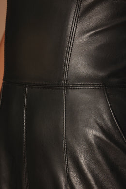 Drobny kombinezon z wegańską skórą bez ramiączek i szerokimi nogawkami w kolorze czarnym