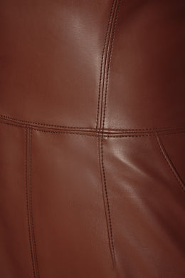 Drobny kombinezon z wegańską skórą bez ramiączek i szerokimi nogawkami w kolorze brązowym
