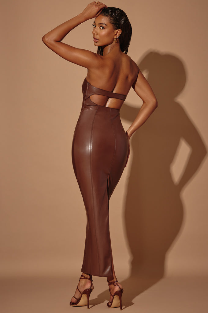 Sukienka maxi ze skóry wegańskiej bez ramiączek w kolorze brązowym