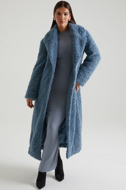 Długi płaszcz z owczej skóry w kolorze niebieskim