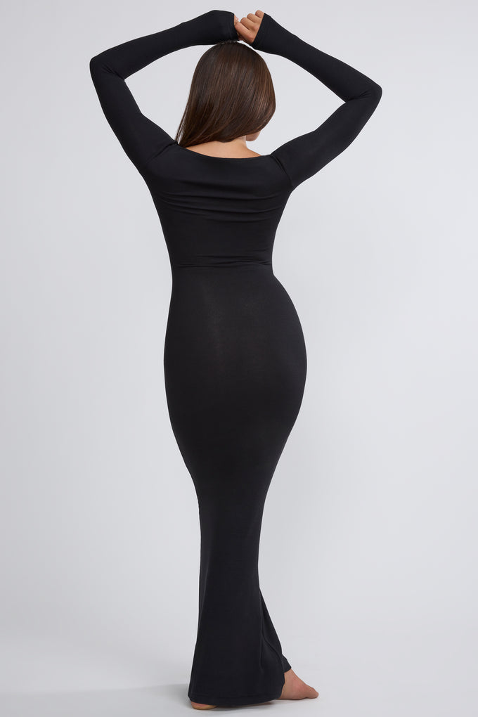 Prążkowana modalna sukienka maxi z długim rękawem w kolorze czarnym