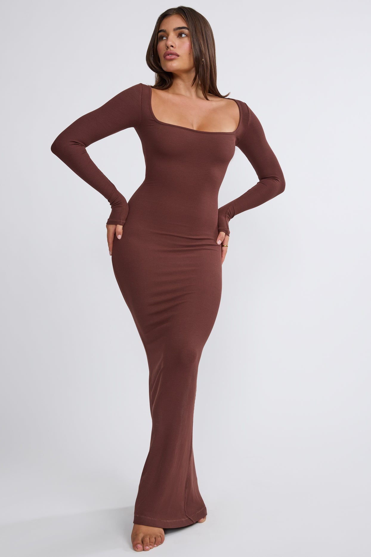 Prążkowana modalna sukienka maxi z długim rękawem w kolorze czekolady