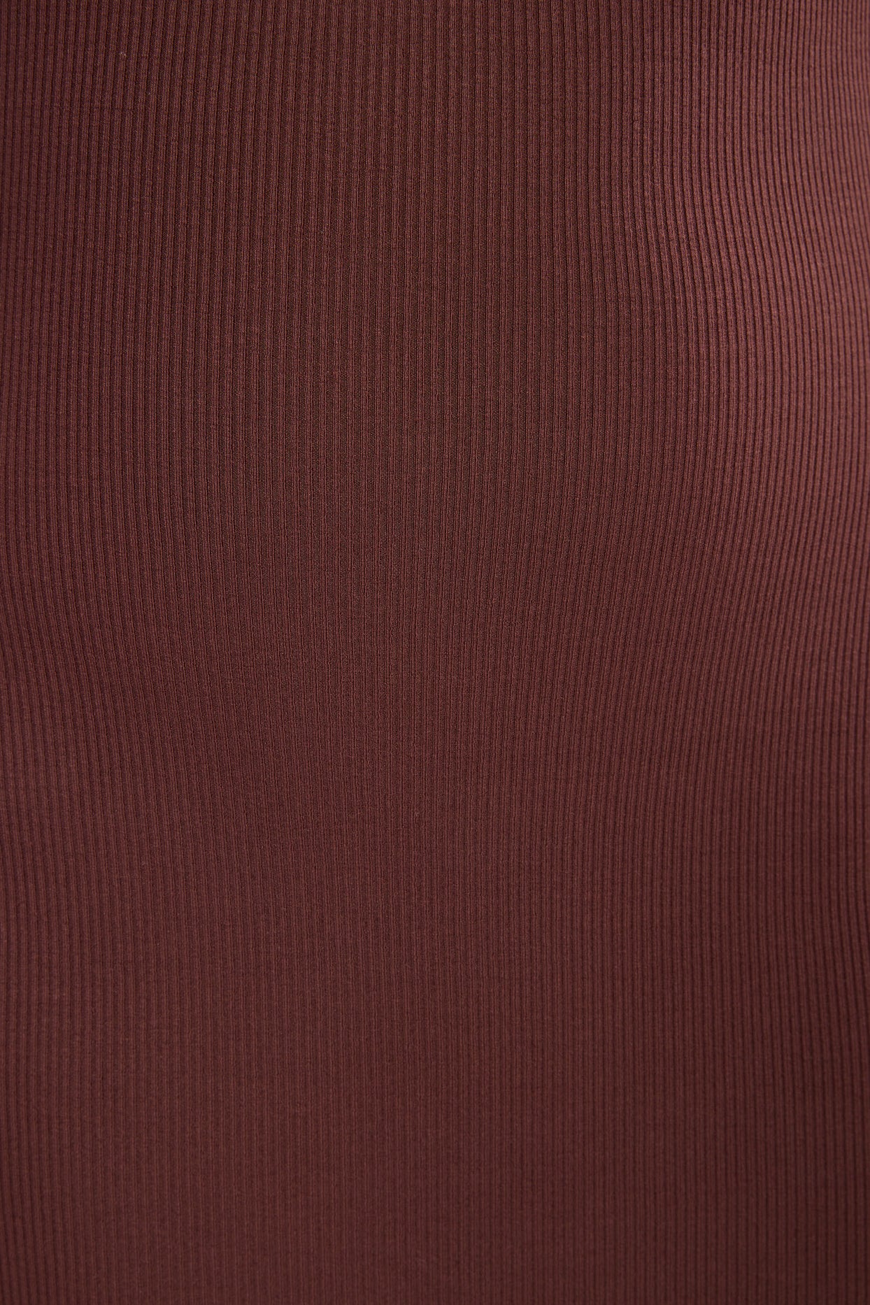Prążkowana modalna sukienka maxi z długim rękawem w kolorze czekolady