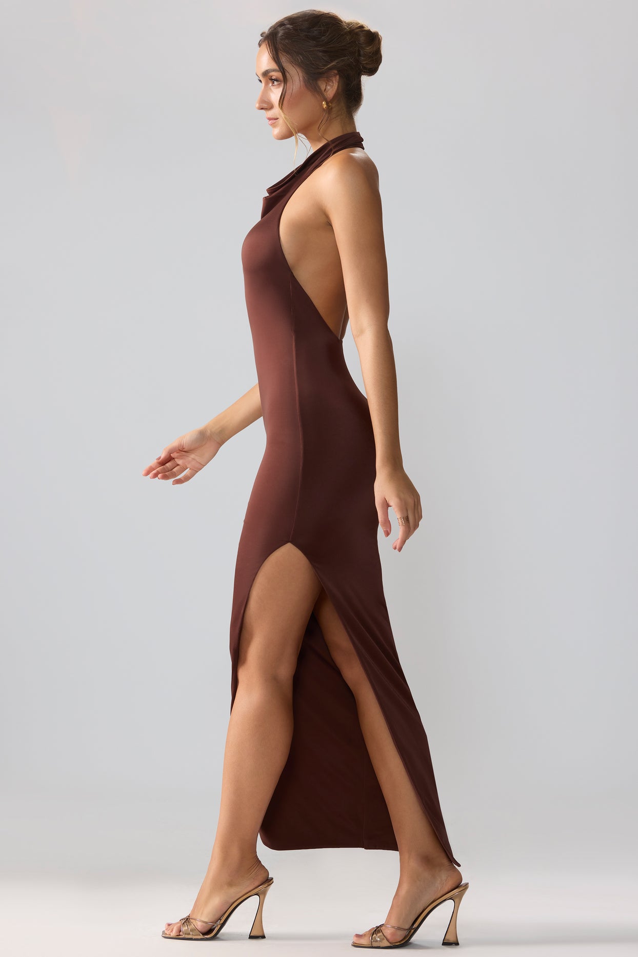 Sukienka maxi z dżerseju premium, z dekoltem i odkrytymi plecami, w kolorze espresso