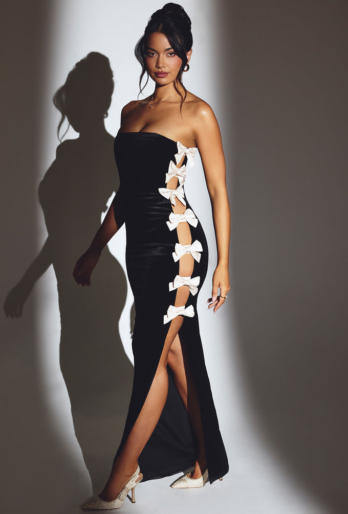 Sukienka maxi z aksamitnymi kokardkami w kolorze kruczoczarnej czerni