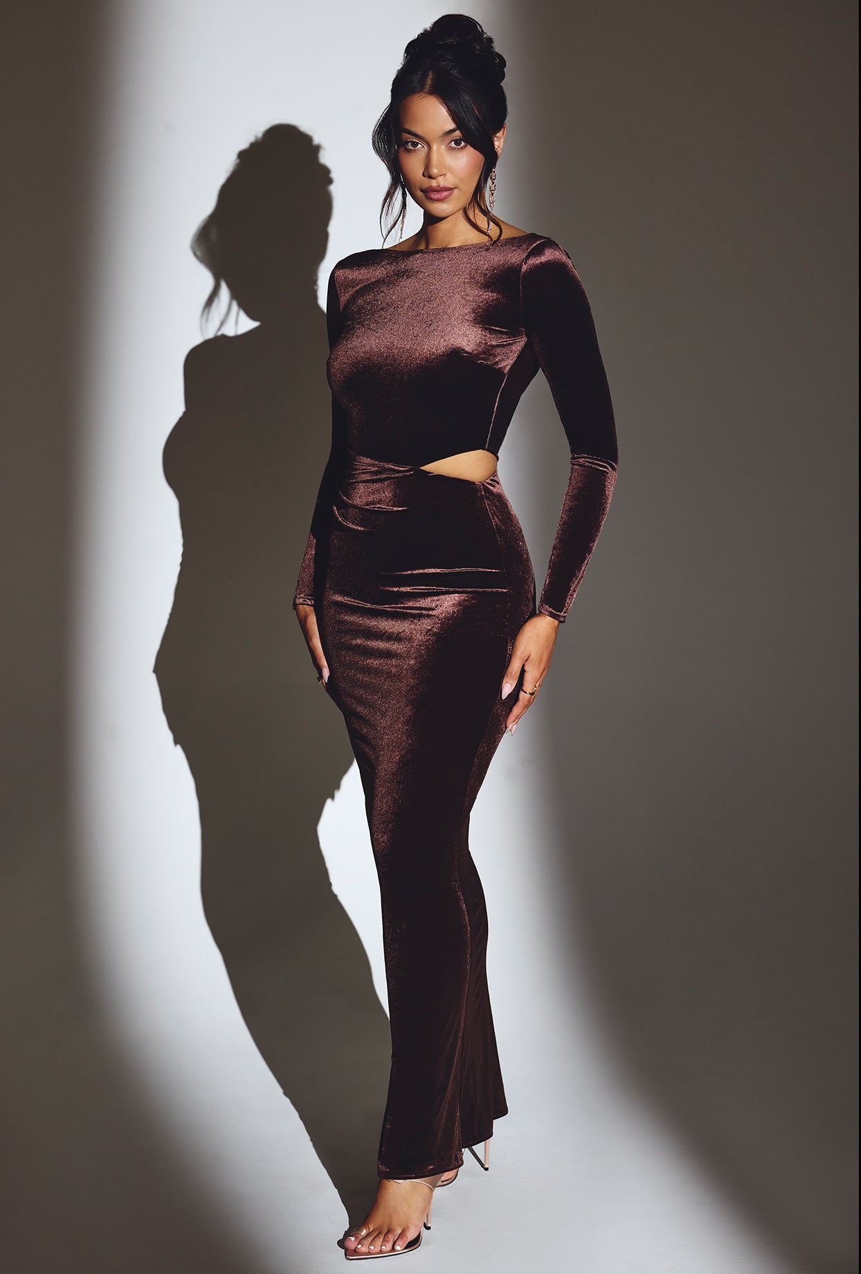 Aksamitna sukienka maxi z długim rękawem w kolorze czekoladowego brązu