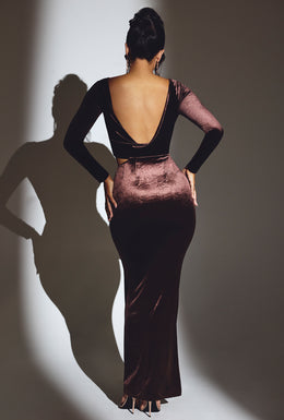 Aksamitna sukienka maxi z długim rękawem w kolorze czekoladowego brązu