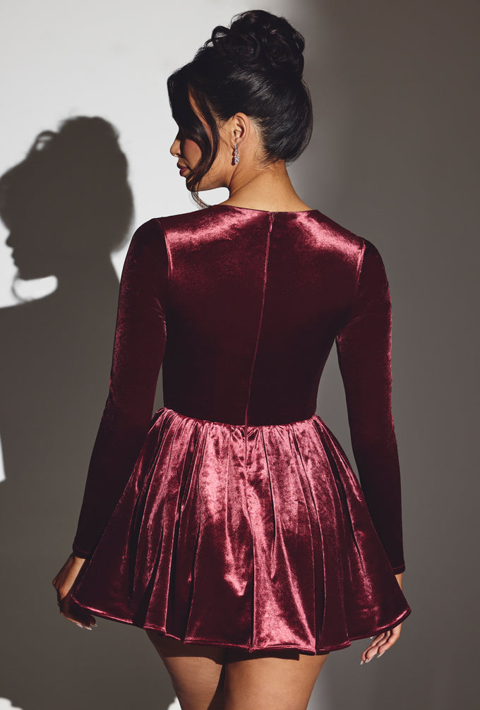 Aksamitna gorsetowa sukienka mini z długim rękawem w kolorze wina