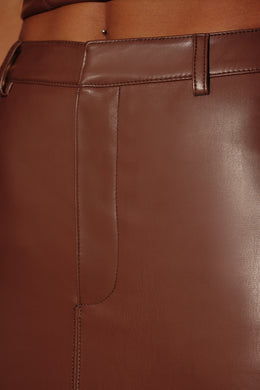 Spódnica maxi ze skóry wegańskiej ze średnim stanem w kolorze brązowym
