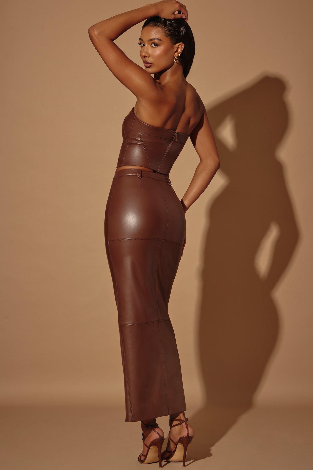 Spódnica maxi ze skóry wegańskiej ze średnim stanem w kolorze brązowym