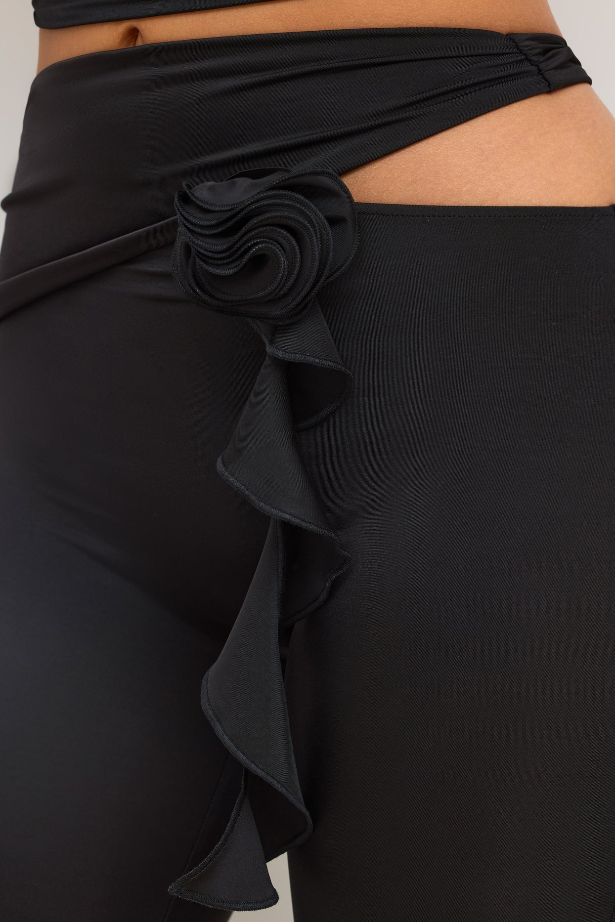 Czarne, rozszerzane spodnie ze średnim stanem i detalami w róże, z dżerseju Petite Premium