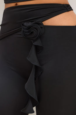 Czarne spodnie rozszerzane, z dżerseju premium, ze średnim stanem i detalami w róże