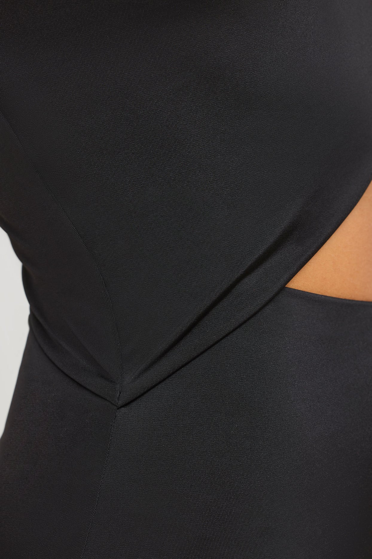 Robe longue asymétrique en jersey de qualité supérieure à découpes en noir