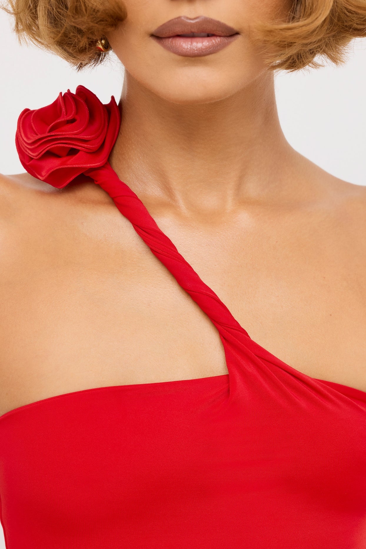 Sukienka maxi z dżerseju premium, z asymetrycznym wycięciem, w kolorze szkarłatnej czerwieni