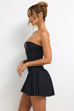 Czarna mini sukienka bez ramiączek z długim rękawem i głębokim dekoltem
