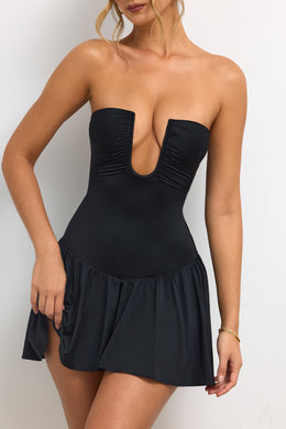 Czarna mini sukienka bez ramiączek z długim rękawem i głębokim dekoltem