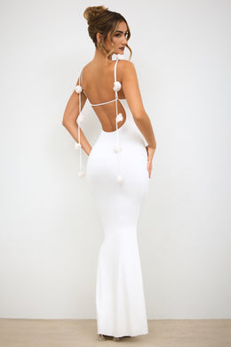 Biała suknia wieczorowa z dżerseju Slinky z detalami w kształcie róż