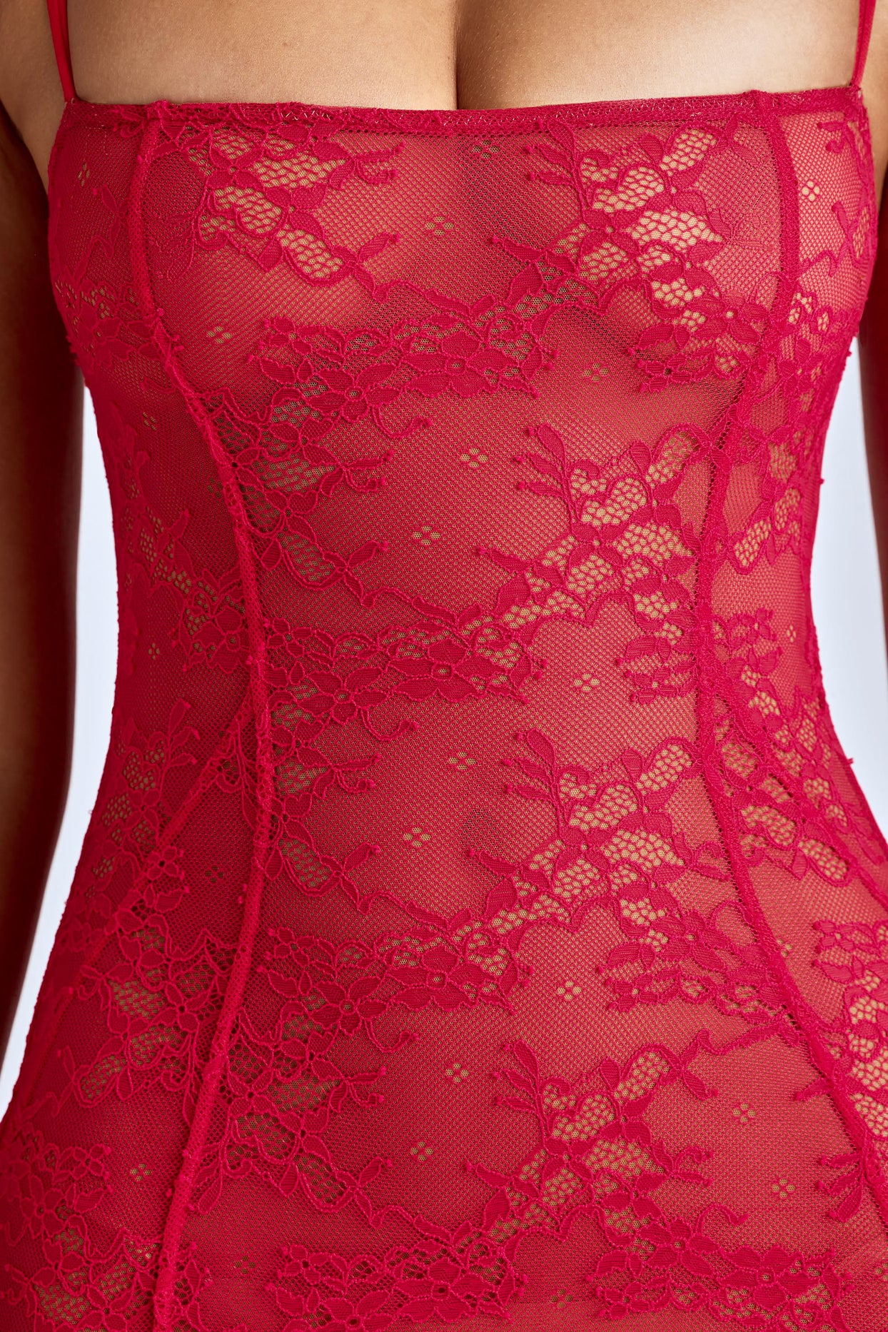 Przezroczysta koronkowa suknia typu fishtail w kolorze wiśniowej czerwieni