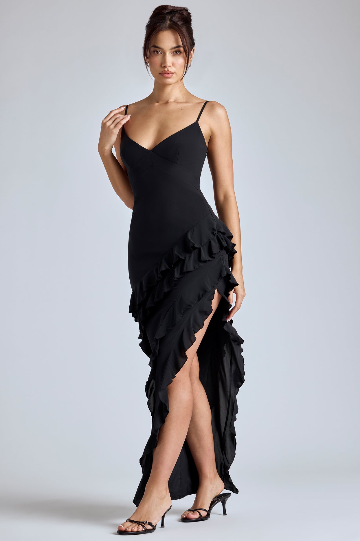 Suknia wieczorowa z panelami, falbaną w kolorze czarnym