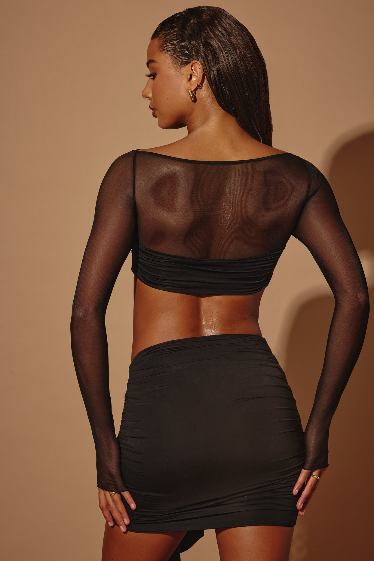 Asymetryczna drapowana mini spódniczka w kolorze czarnym